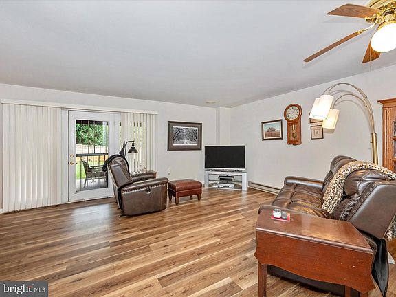 5th image of 1017 Lindsay Ln