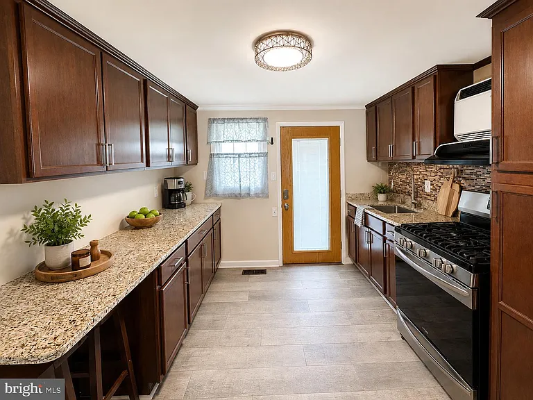 1407 Wall Ave — Photo 4