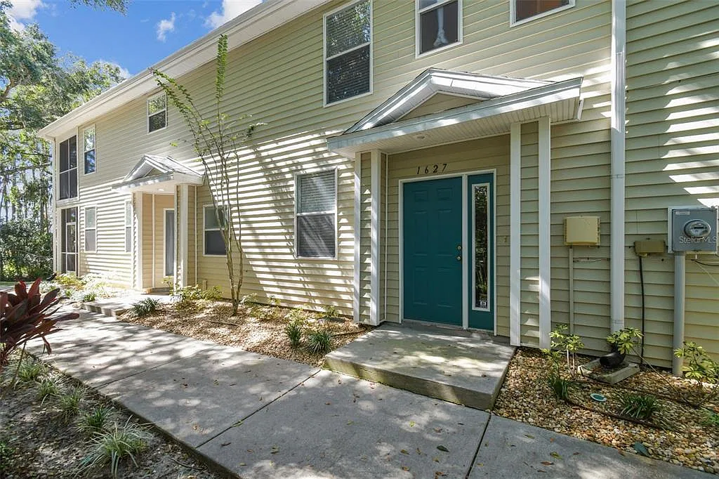 3 bed, 2.0 bath, 1624 sqft, $2,300 — Photo 2