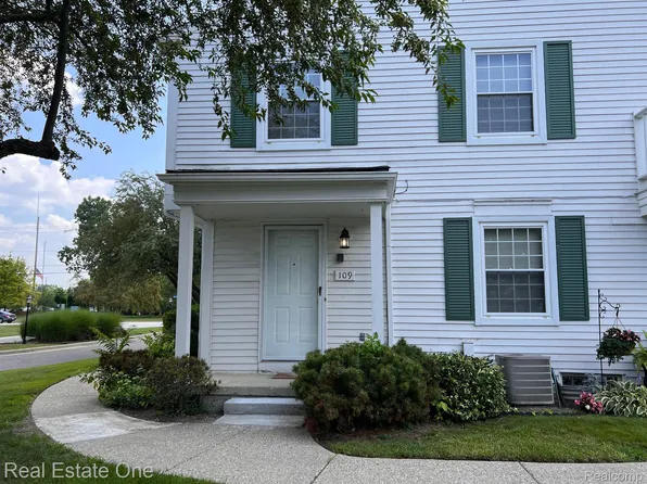 109 Lake Village Dr, Walled Lake, MI 48390