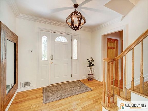 4th image of 8 Willis Ct
