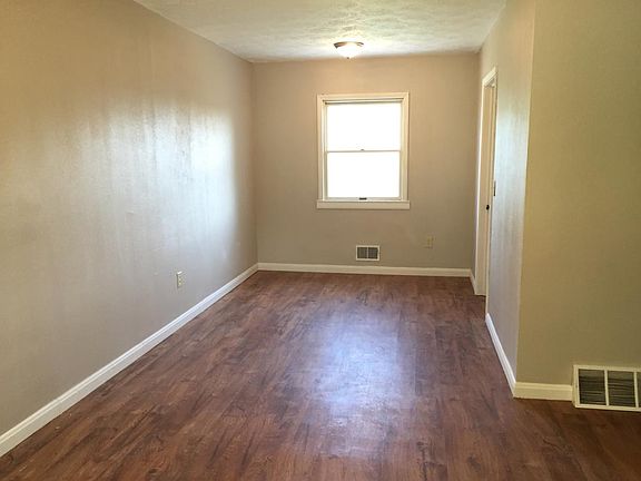 3rd image of 4 Mitchell Ln