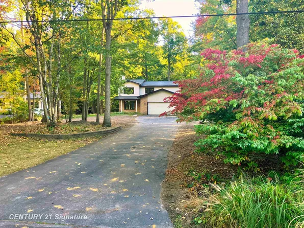 3944 E Kens Ln, Midland, MI 48642