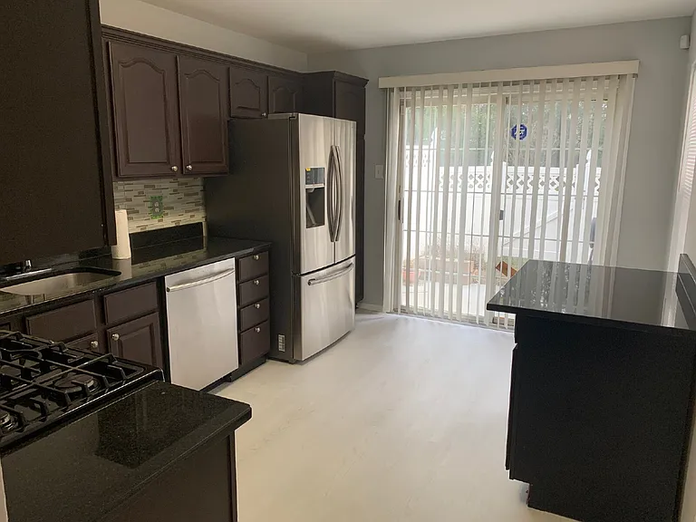 402 Harvest Ln — Photo 4