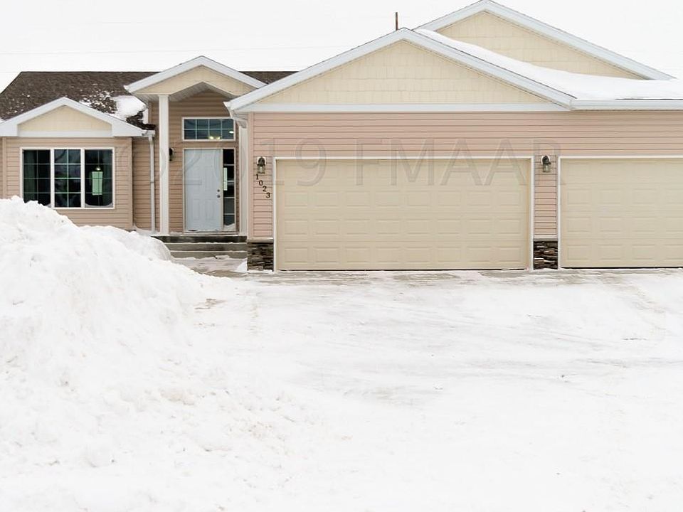 1st image of 1023 31st Ave W