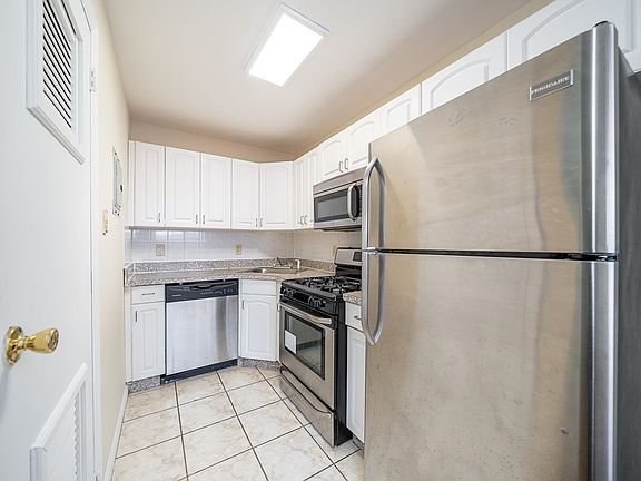 4th image of 524 4th St APT 10