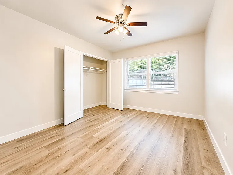 2015 Pine Ave #1 — Photo 12