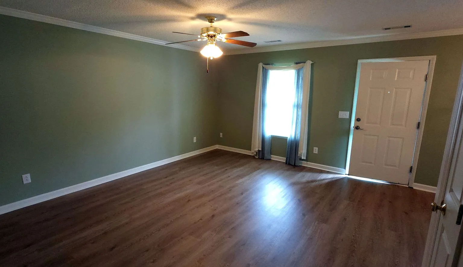 Great one level home close to shopping and highway — Photo 2