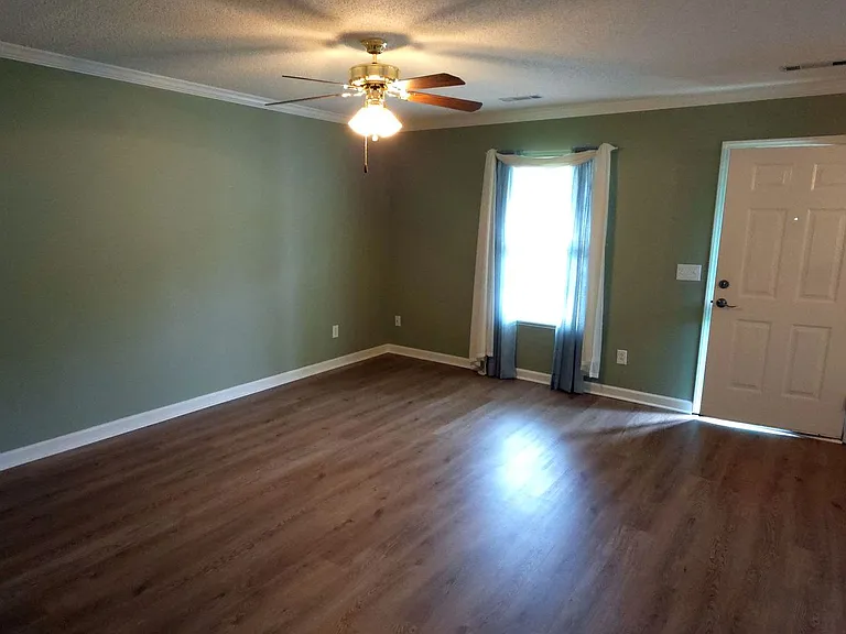 137 Westmont Dr — Photo 2
