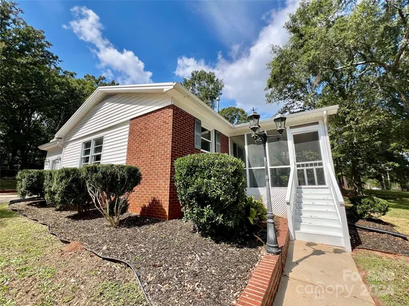 5667 E Hillsdale Dr, Fort Lawn, SC 29714