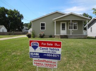 910 W Clay St, Clinton, IL 61727
