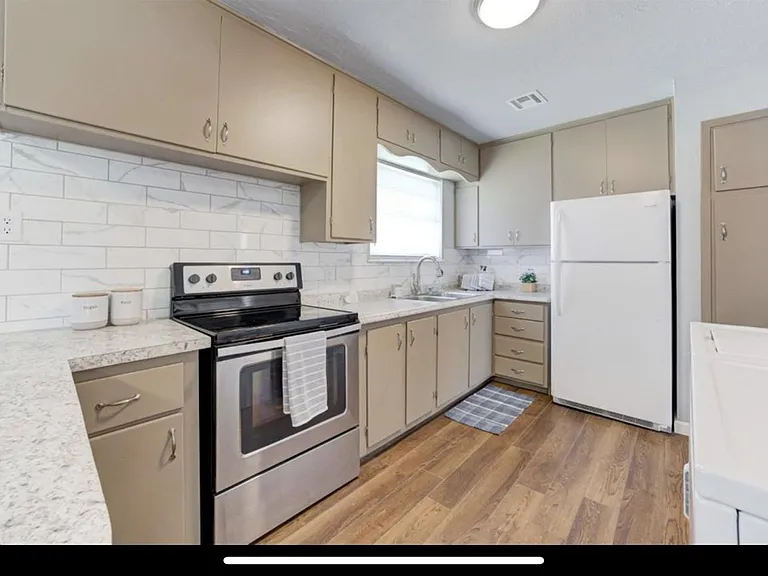 1530 NE 43rd St — Photo 2