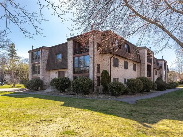 1 Greenbriar Dr APT 202, North Reading, MA 01864