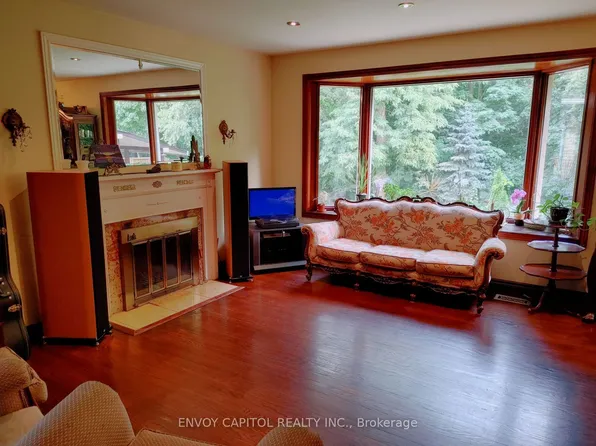 86 W Deane Park Dr, Toronto, ON M9B 2S3