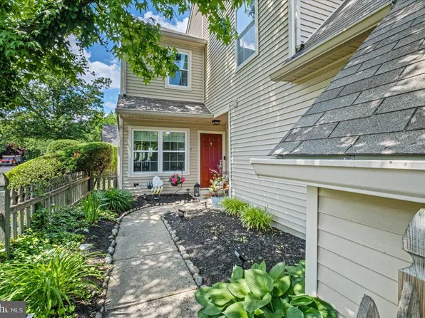 7 Woodlake Dr, Marlton, NJ 08053