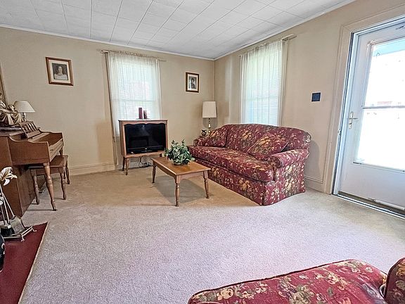 3rd image of 164 Parkway Dr