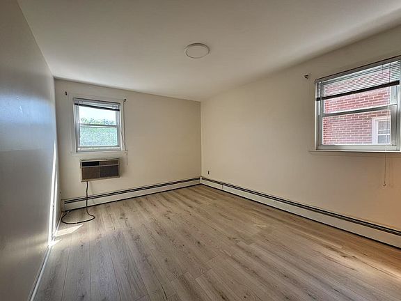 5th image of 928 Throggmorton Ave #2