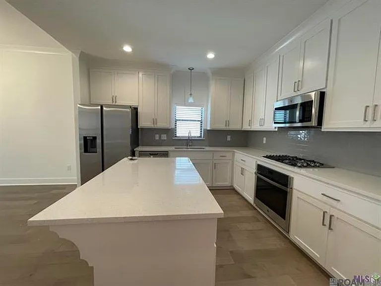 9905 Stonewater Dr — Photo 2