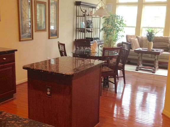 GOURMET KITCH W/ISL &SUNROOM