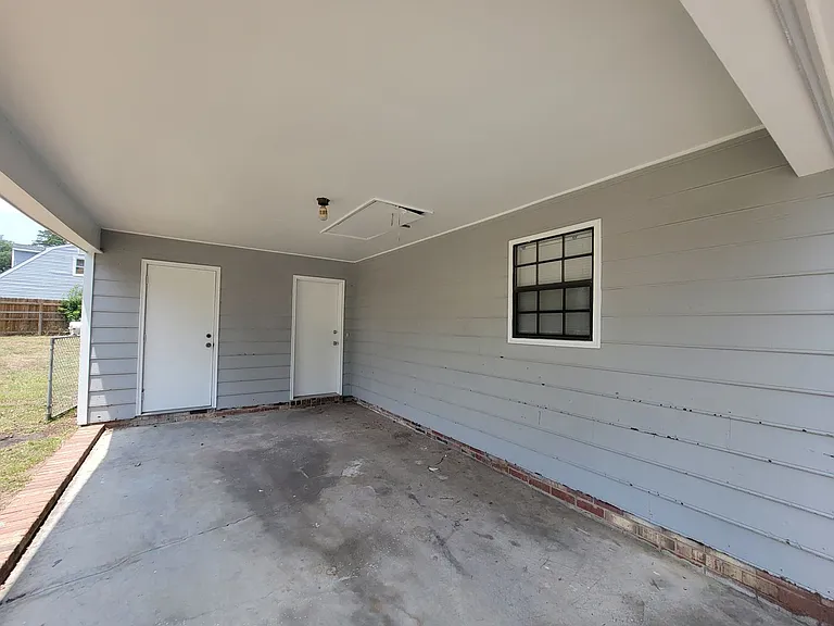 611 Langley Ct — Photo 2