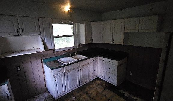 4th image of 8461 Saint Clair Ave