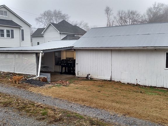 Entertainment room & barn