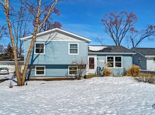 2410 Deerpath Dr, Lindenhurst, IL 60046