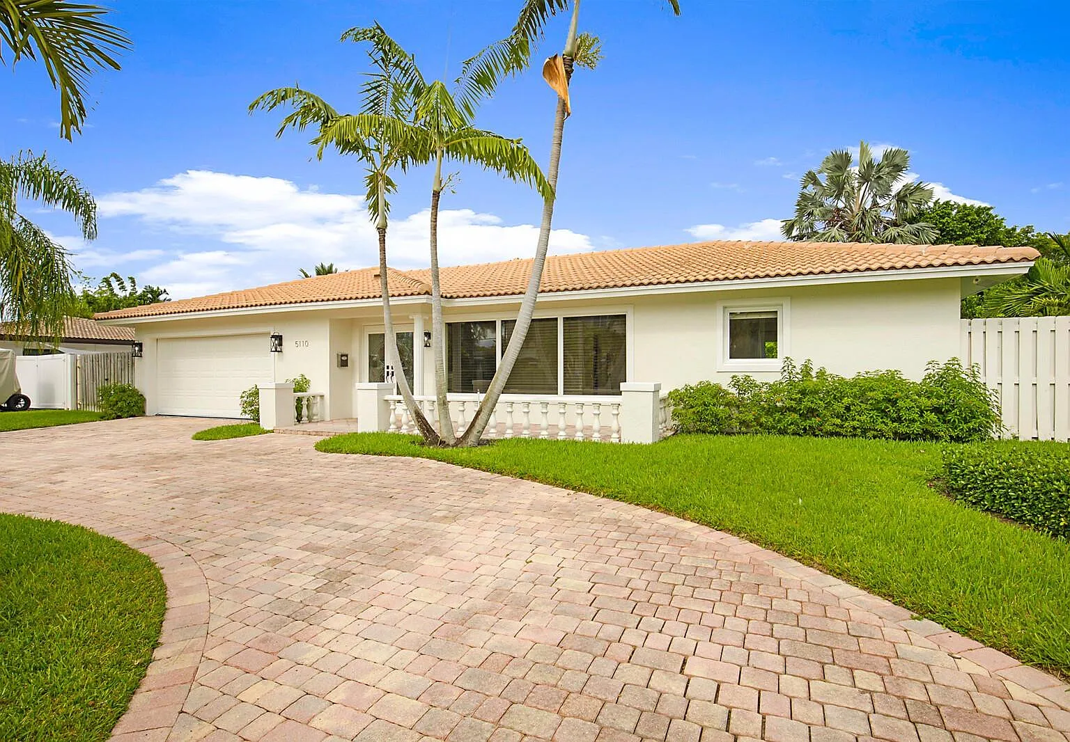 3 bed, 2.0 bath, 2205 sqft, $6,200 — Photo 3