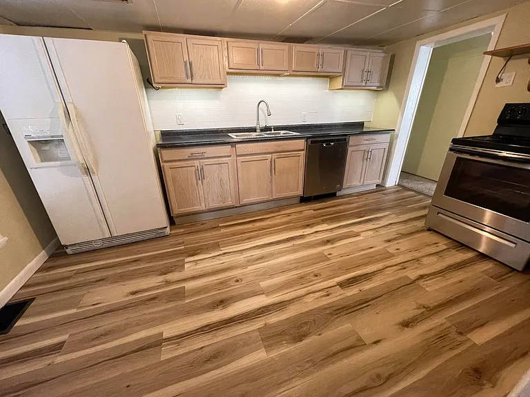 321 E Burd St — Photo 5