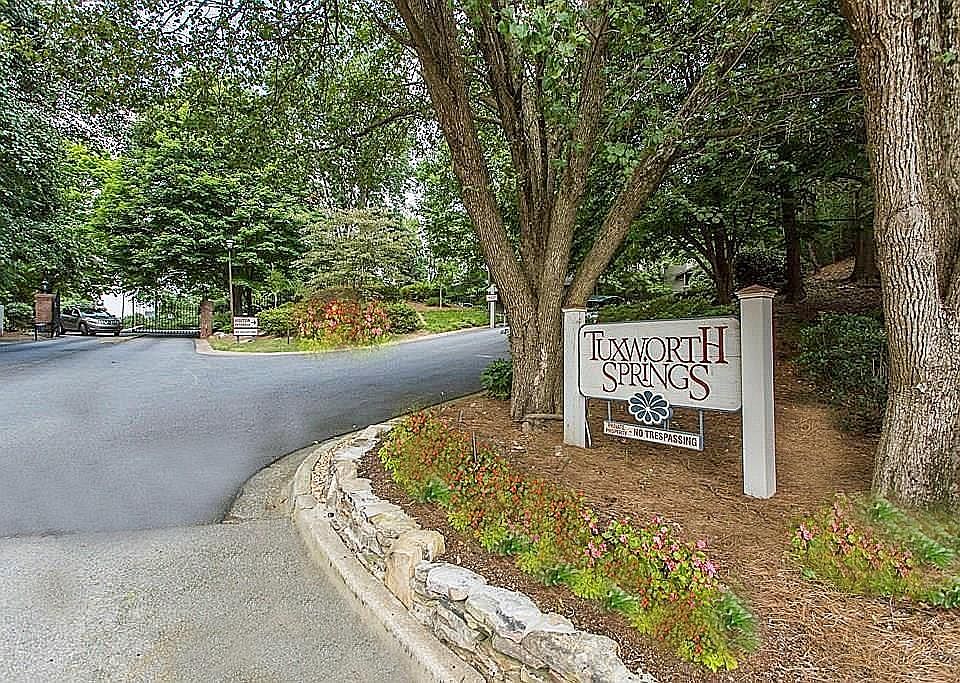 Rare 3 bedroom, 2 bath in Tuxworth!