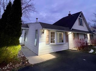 18 River Ln, Levittown, PA 19055