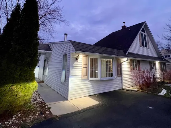 18 River Ln, Levittown, PA 19055