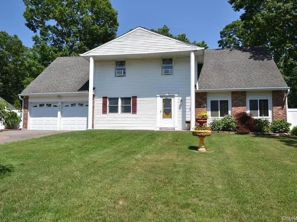 9 Woodbine Street, Coram, NY 11727