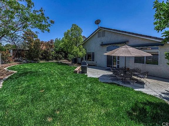 Large backyard. (Rental does not include patio set or BBQ.)