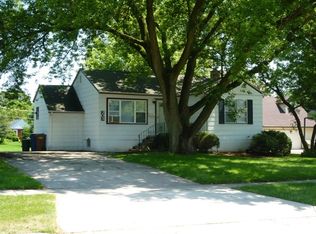 303 Rush St, Roselle, IL 60172