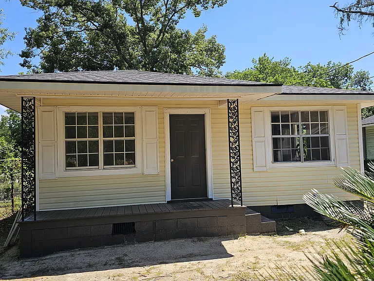 403 Gribben St — Photo 1