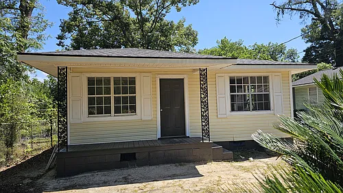 403 Gribben St Photo 1