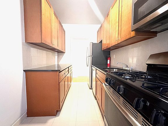 4th image of 99 E 4th St APT 3E