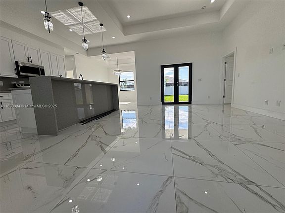 4th image of 707 NE Juanita Pl