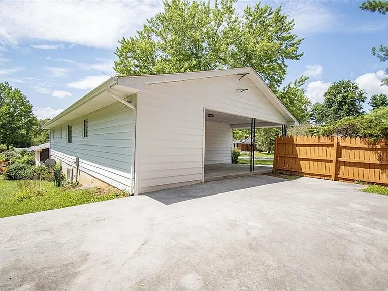 601 Broce Dr — Photo 9