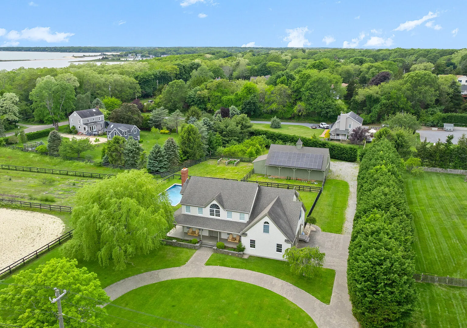 Expansive North Fork Estate on almost 3 Acres, Close to Vineyards — Photo 3