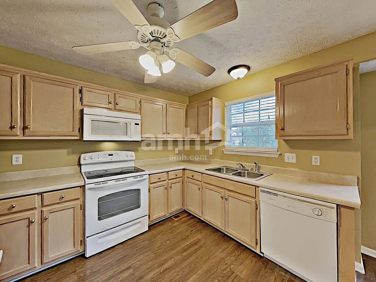 3 bed, 2.5 bath, 1644 sqft, $2,230 — Photo 3