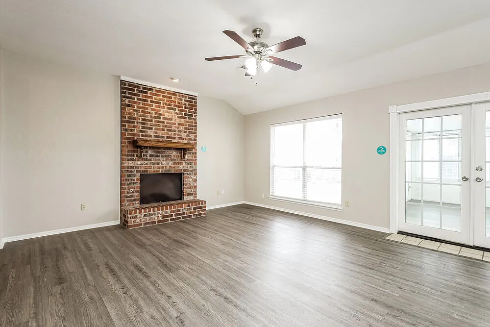 3 bed, 2.0 bath, 1595 sqft, $1,665 — Photo 4