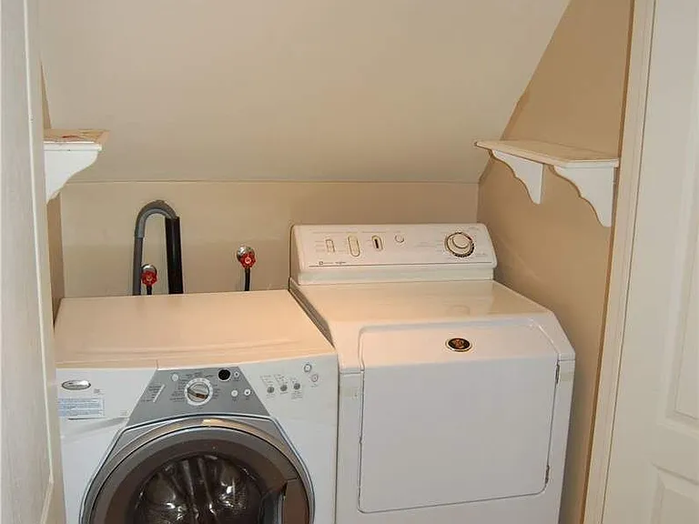 39 Whitehall Rd #UPPER — Photo 11