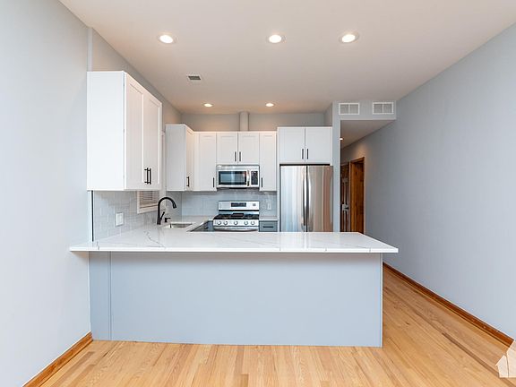 5th image of 2338 N Greenview Ave #3R