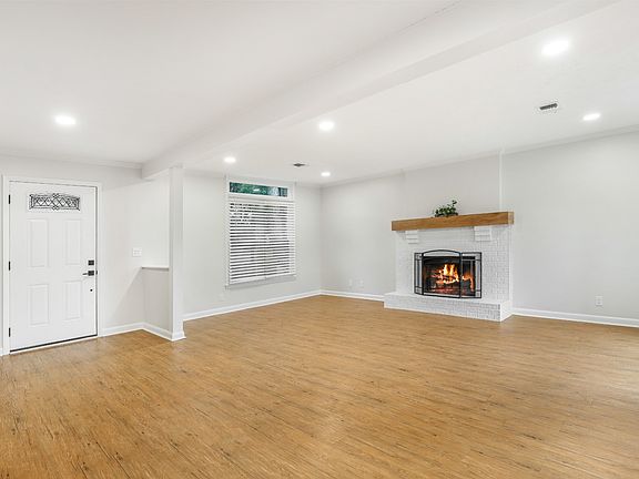 4th image of 305 Leisure Ct