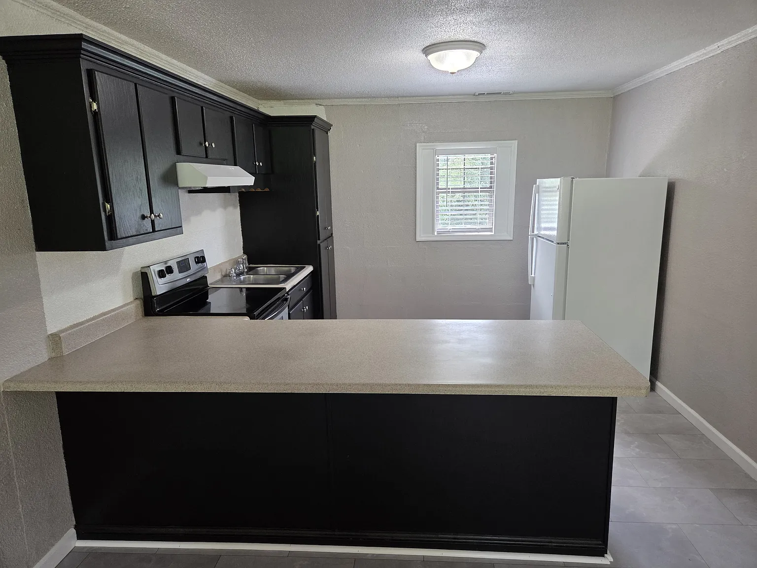 Ridgecrest Apartments - R10 — Photo 2