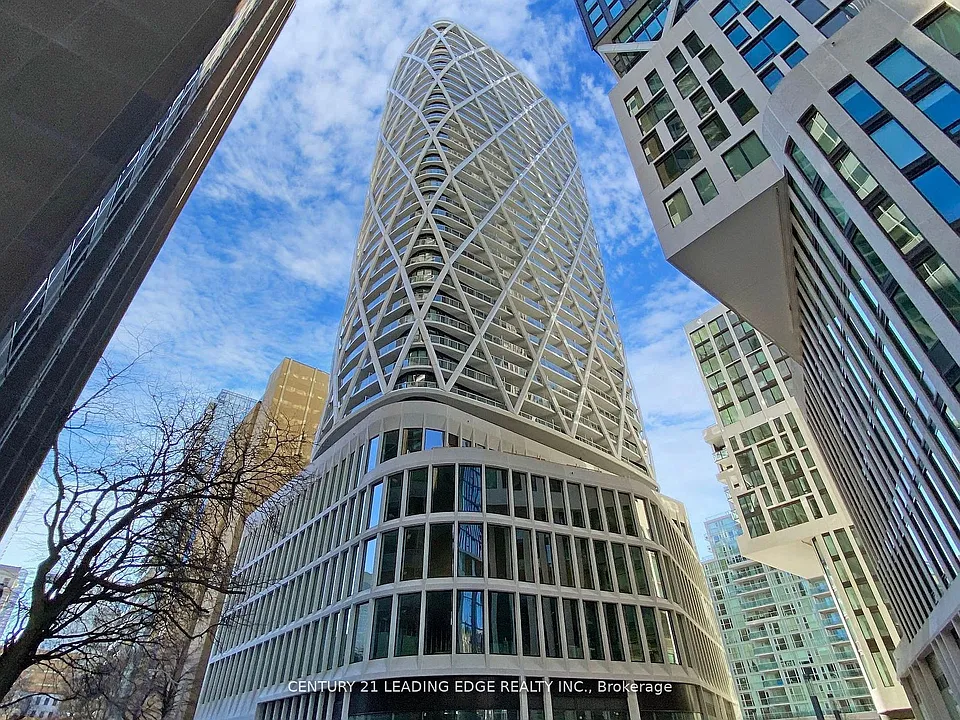 230 Simcoe St #823