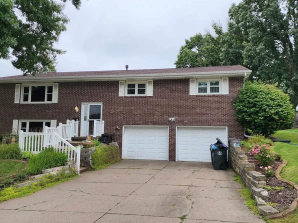 910 Sunrise Cir, Muscatine, IA 52761