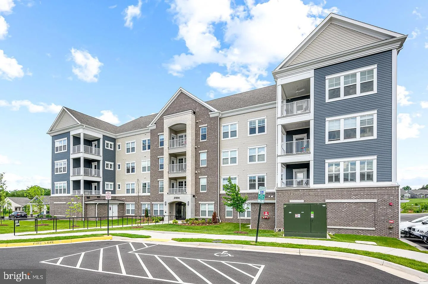 2 bed, 2.0 bath, 1296 sqft, $2,850 — Photo 2